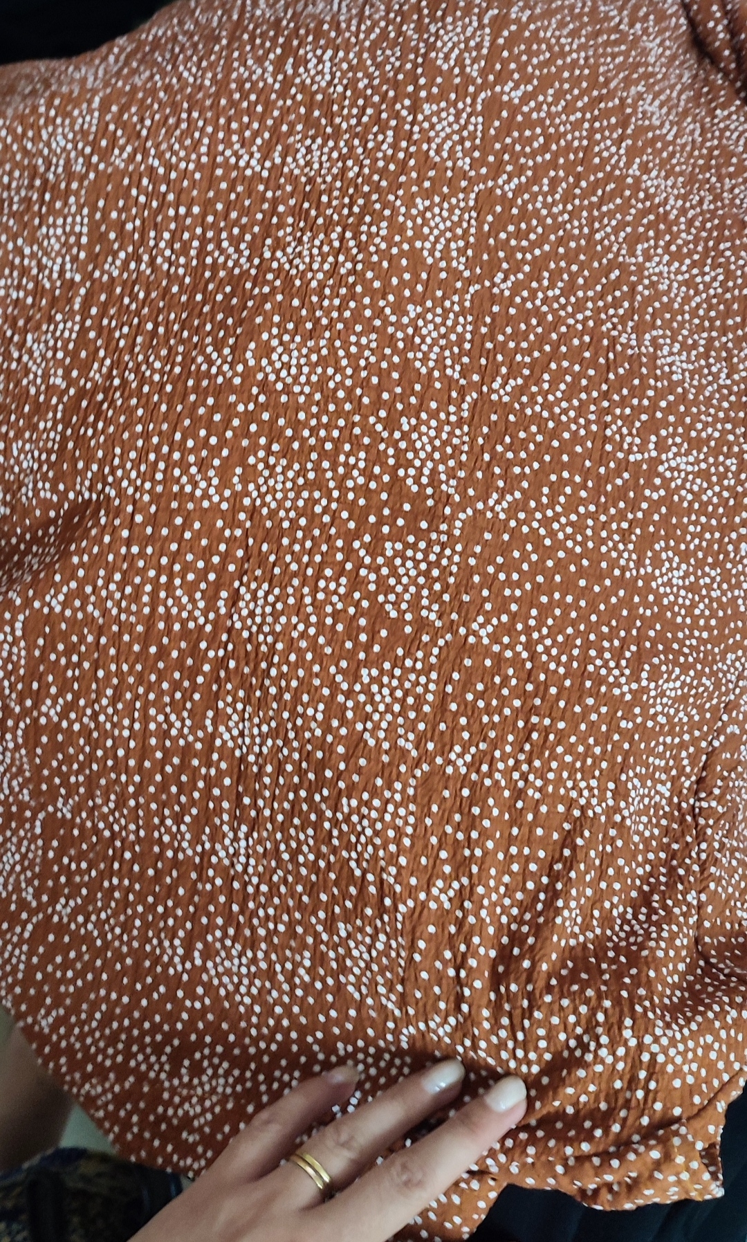 پارچه کرپ نخ خالدار خنک رنگ عسلی