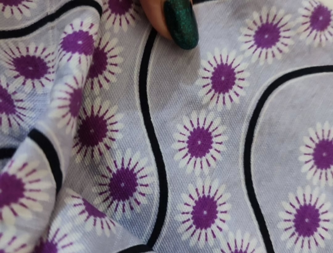 پارچه کرسپو طرح بابونه یاسی