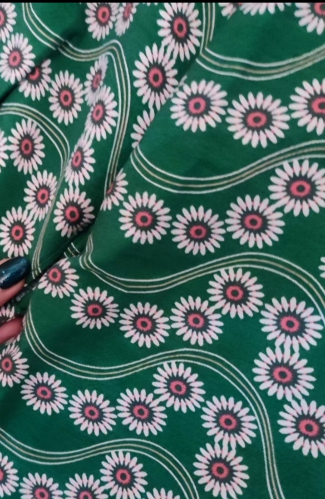 پارچه کرسپو طرح بابونه سبز